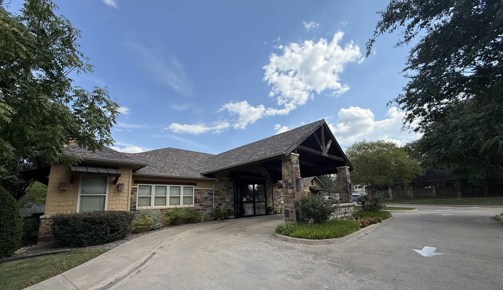 The Cleburne clinic building where Dr. Fewins sees patients